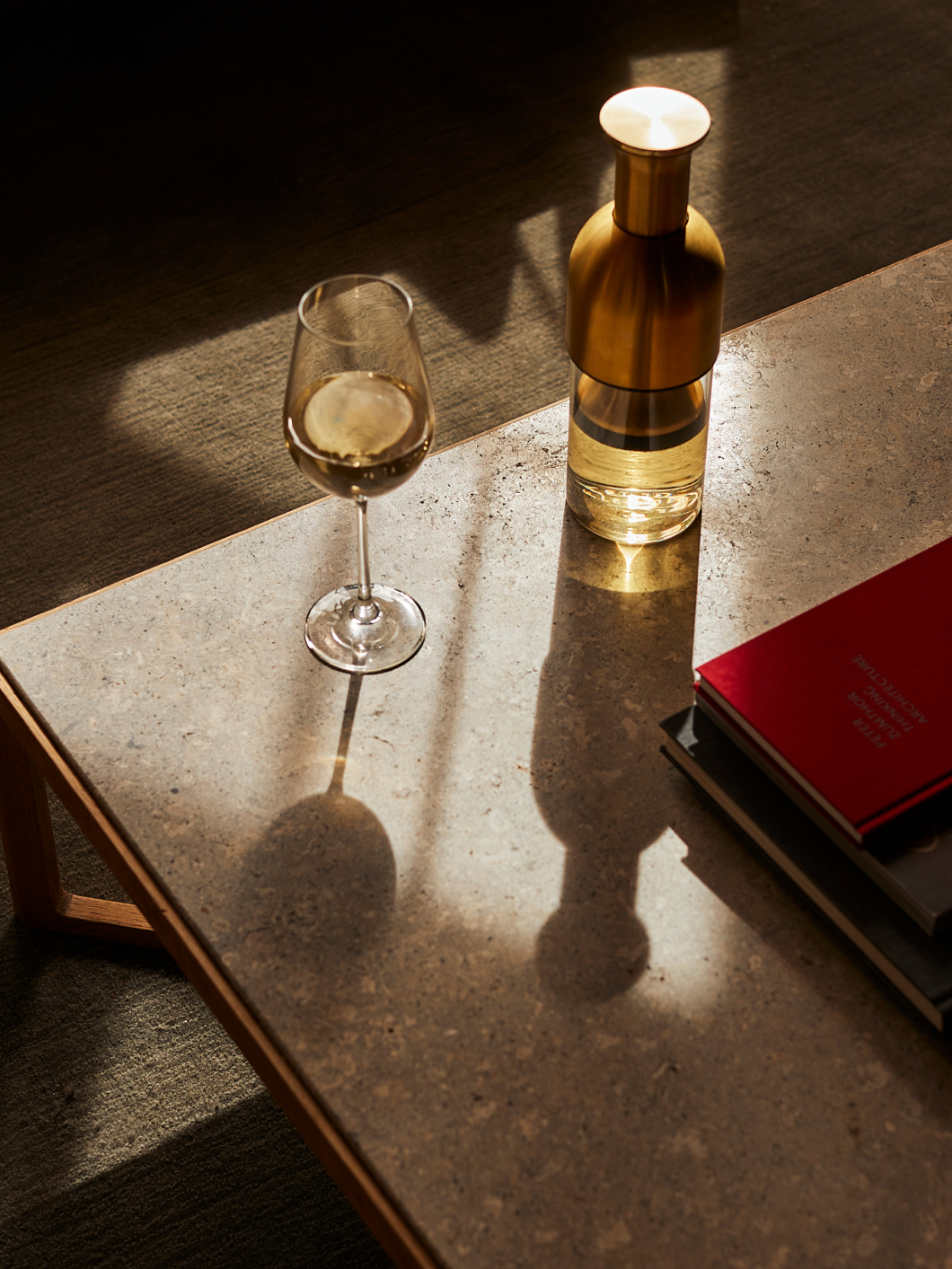 ETO 750 wine decanter: Brass satin finish